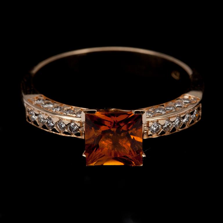 RING, guld 14K, princesslipad citrin 1 ct och 30 st briljantslipade diamanter tot. 0,20 ct. Vikt 3,8 g.