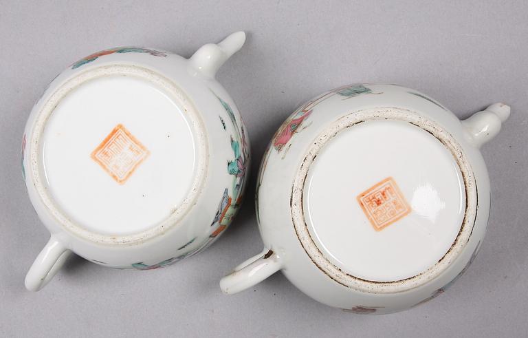 TEKANNOR, 2 st, porslin. Kina. 1900-tal.