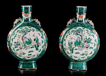 PILGRIMSFLASKOR, ett par, porslin, Kina. 1800-tal.