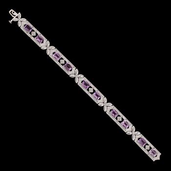 ARMBAND, sterlingsilver, ametister tot ca 11.00 ct, vita topaser tot ca 1.50 ct.