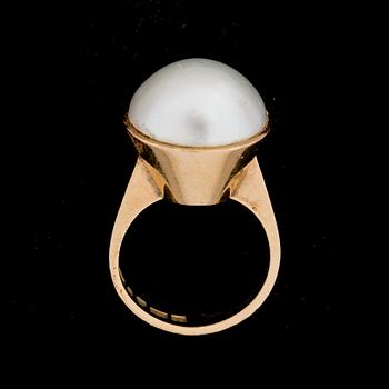 RING, 18 k guld med mabé pärla. Hugo Olsson, Helsingborg, 1971. Vikt ca 10,5 g.