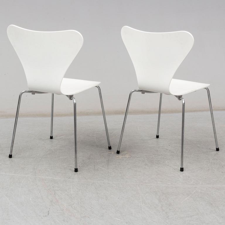 ARNE JACOBSEN, a pair of 'Sjuan' chairs, Fritz Hansen, 2001.