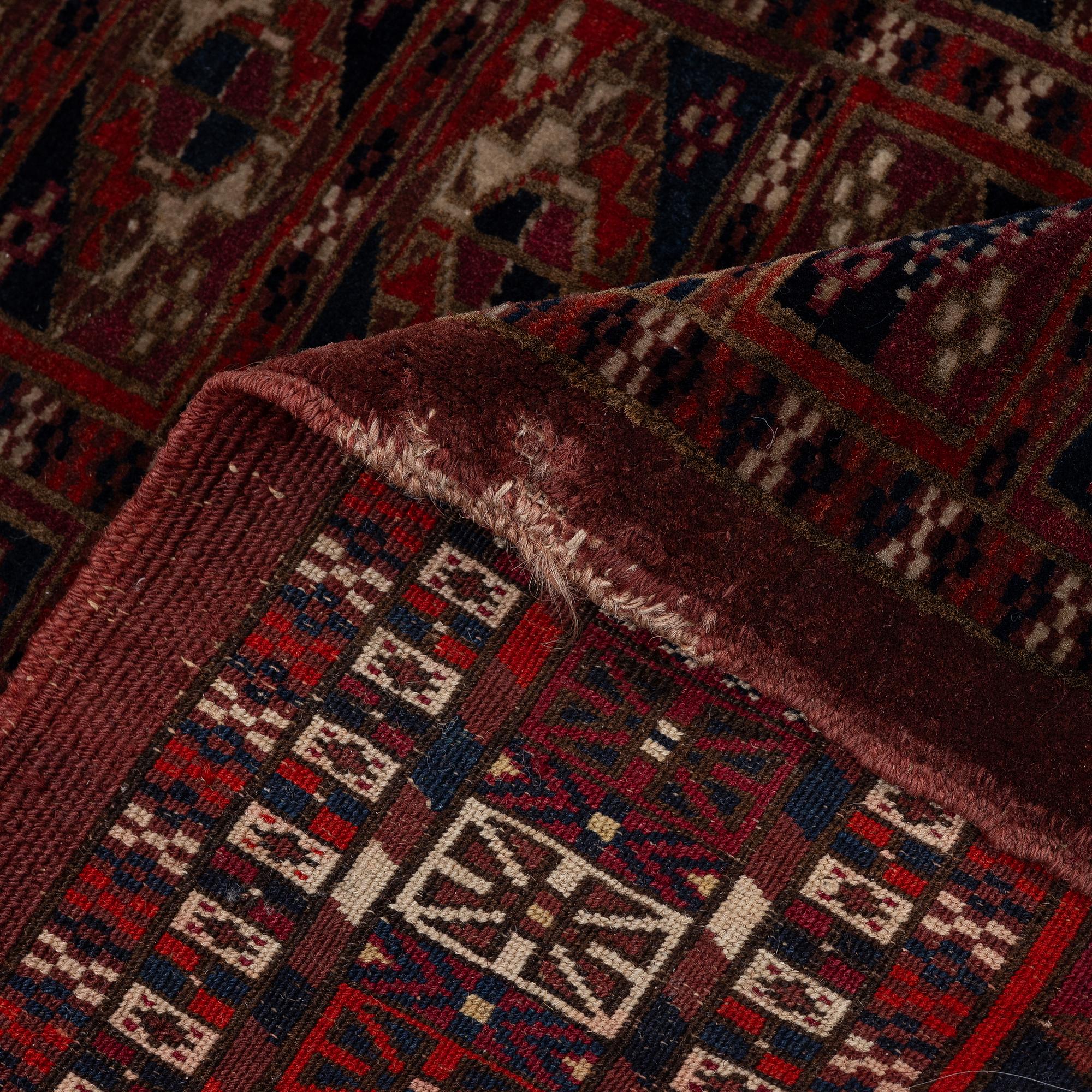 Chuval  Turkmen, antik, ca 128 x 72 cm.