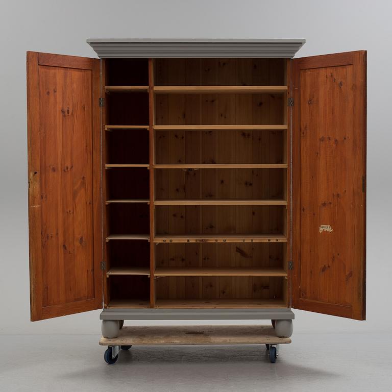 A early 20th century cabinet.