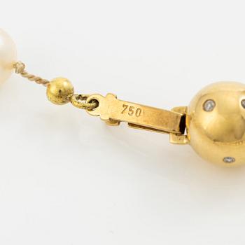 Pärlcollier, odlade pärlor, med lås i 18K guld med diamanter.