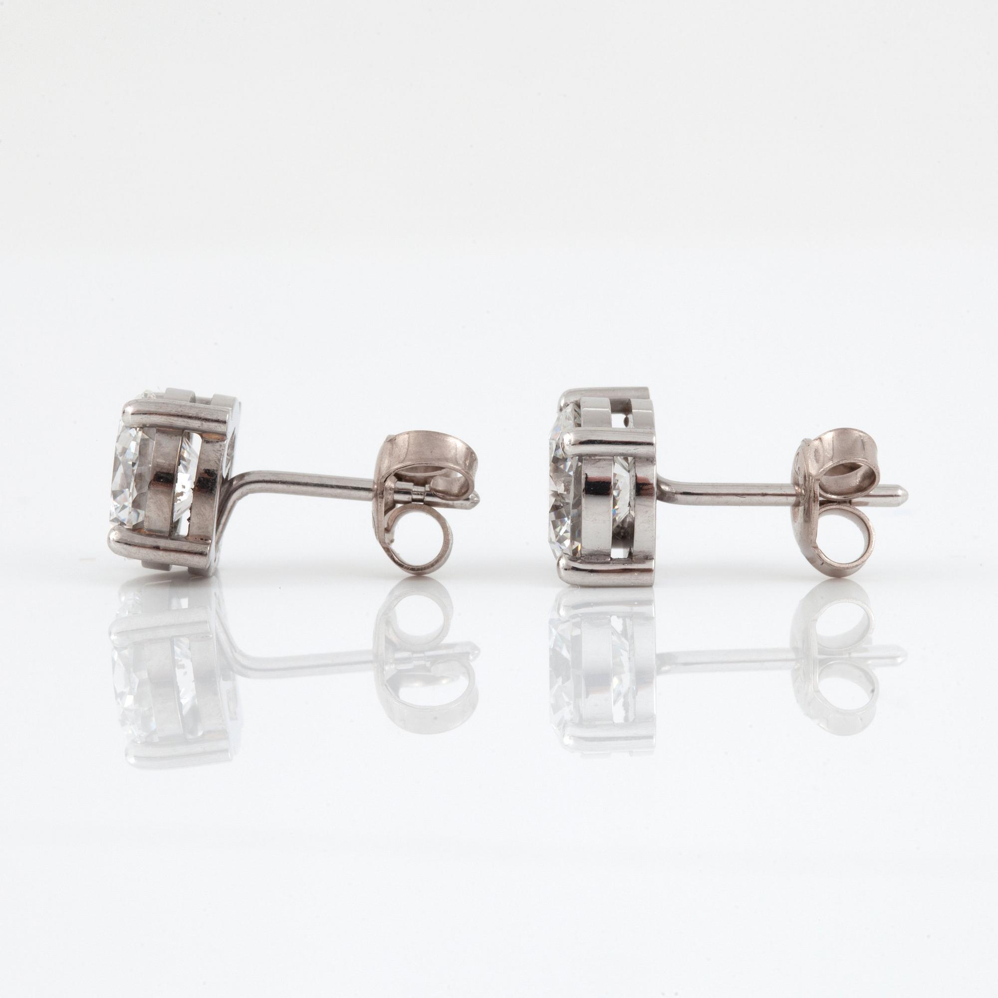 ÖRHÄNGEN med briljantslipade diamanter, ca 1.44 ct samt 1.35 ct, kvalitet ca E-F/VVS1 - VVS2.
