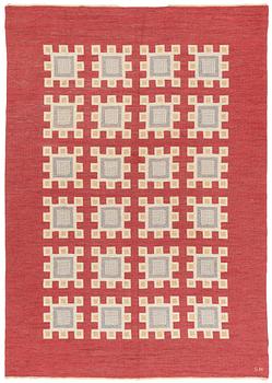 465. Edna Martin, a carpet, 'Oktandria, röd', flat weave, approximately 323 x 227 cm, signed SH (Svensk hemslöjd).