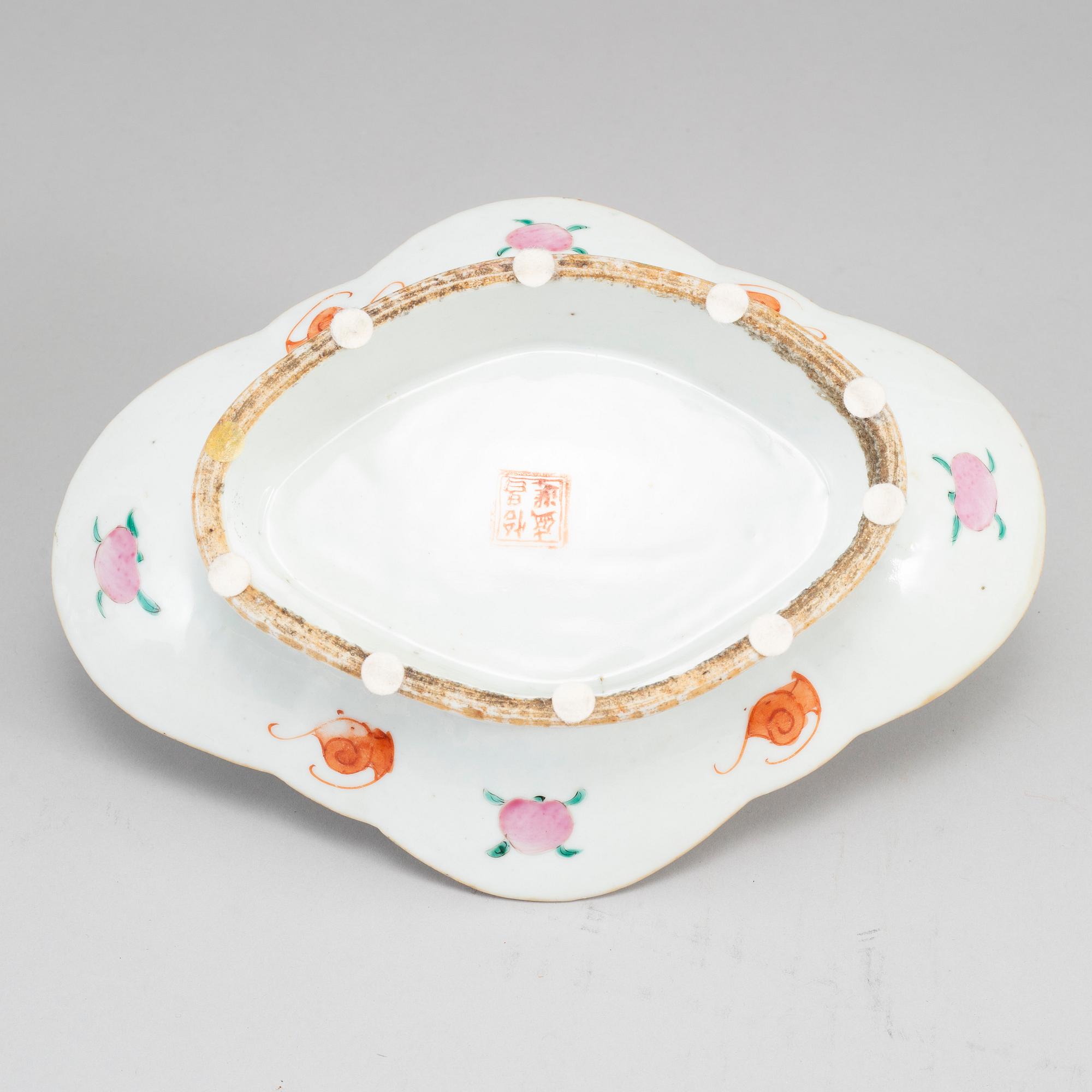 A group of three famille rose bowls and a dish, late Qing dynasty, circa 1900.