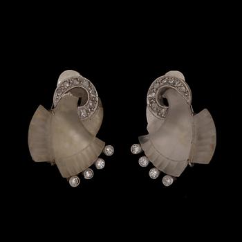 A set of earrings and brooch in carved rockcrystal, pearls and rose-cut diamonds.