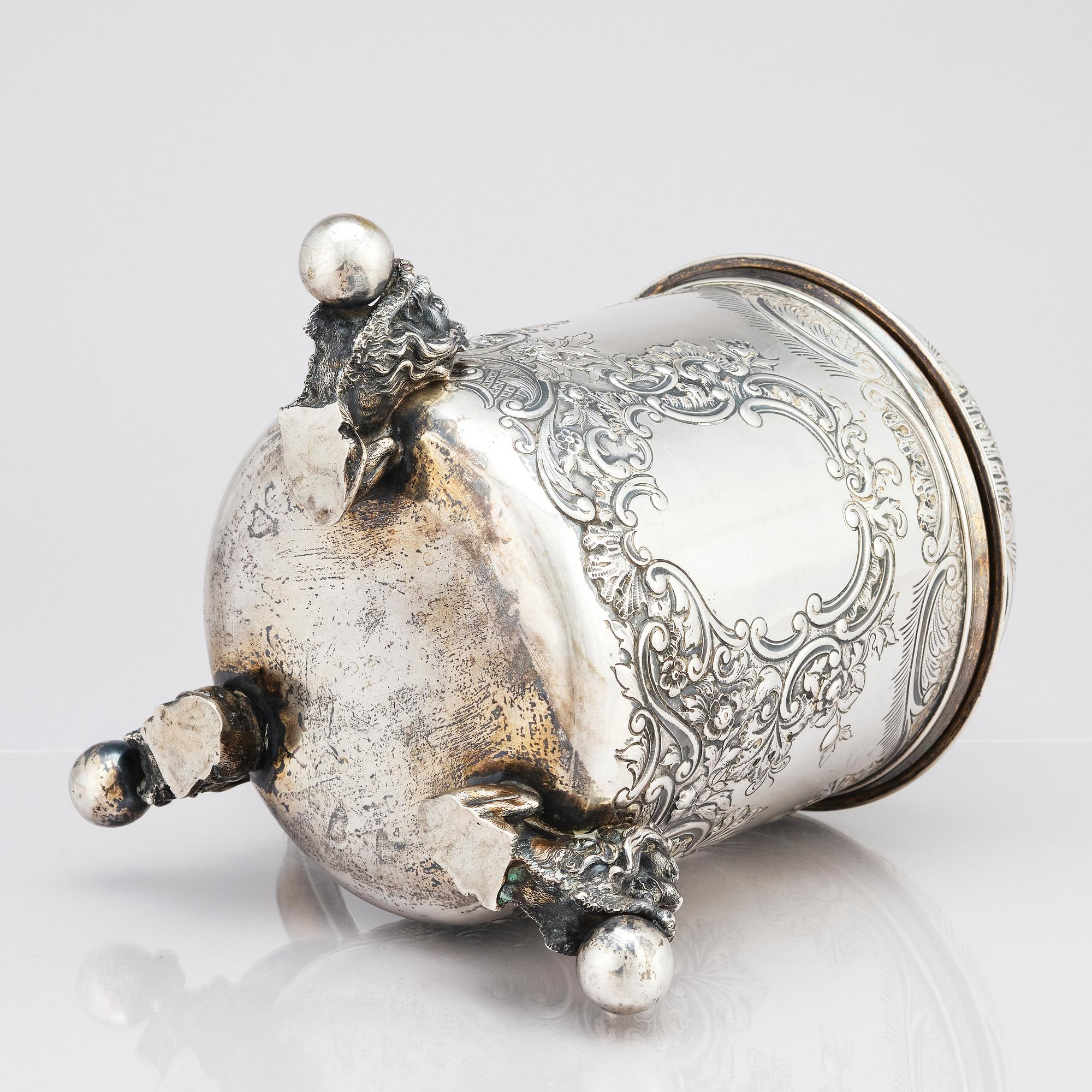 CG Hallberg, dryckeskanna, delvis förgyllt silver, Stockholm 1916. Barockstil.