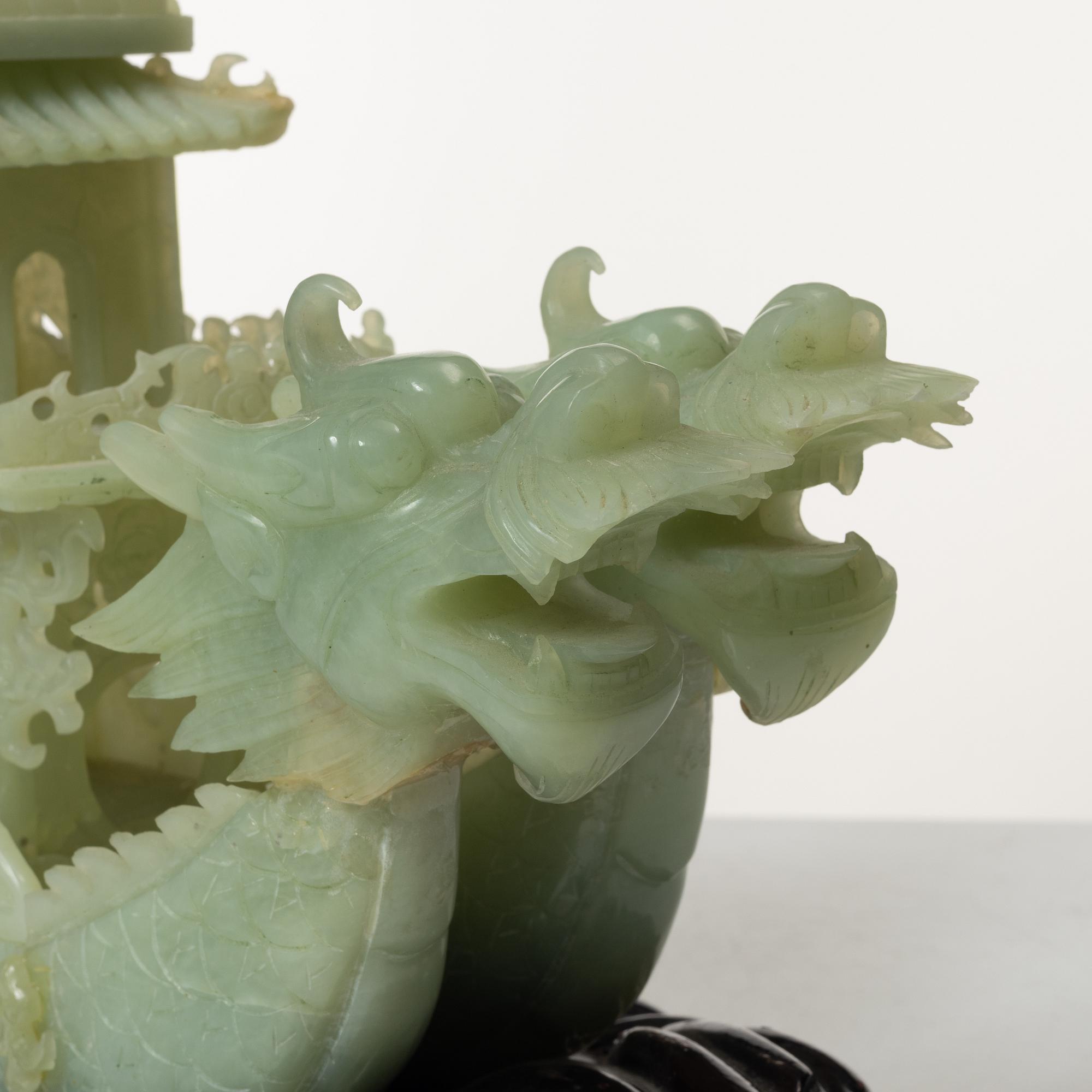 Skulptur, i form av fartyg, grön sten troligen bowenit, Kina, 1900-tal.