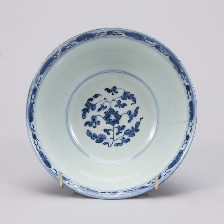 KRUKOR, 3 st och SKÅL, porslin, Kina 1800-talets slut.