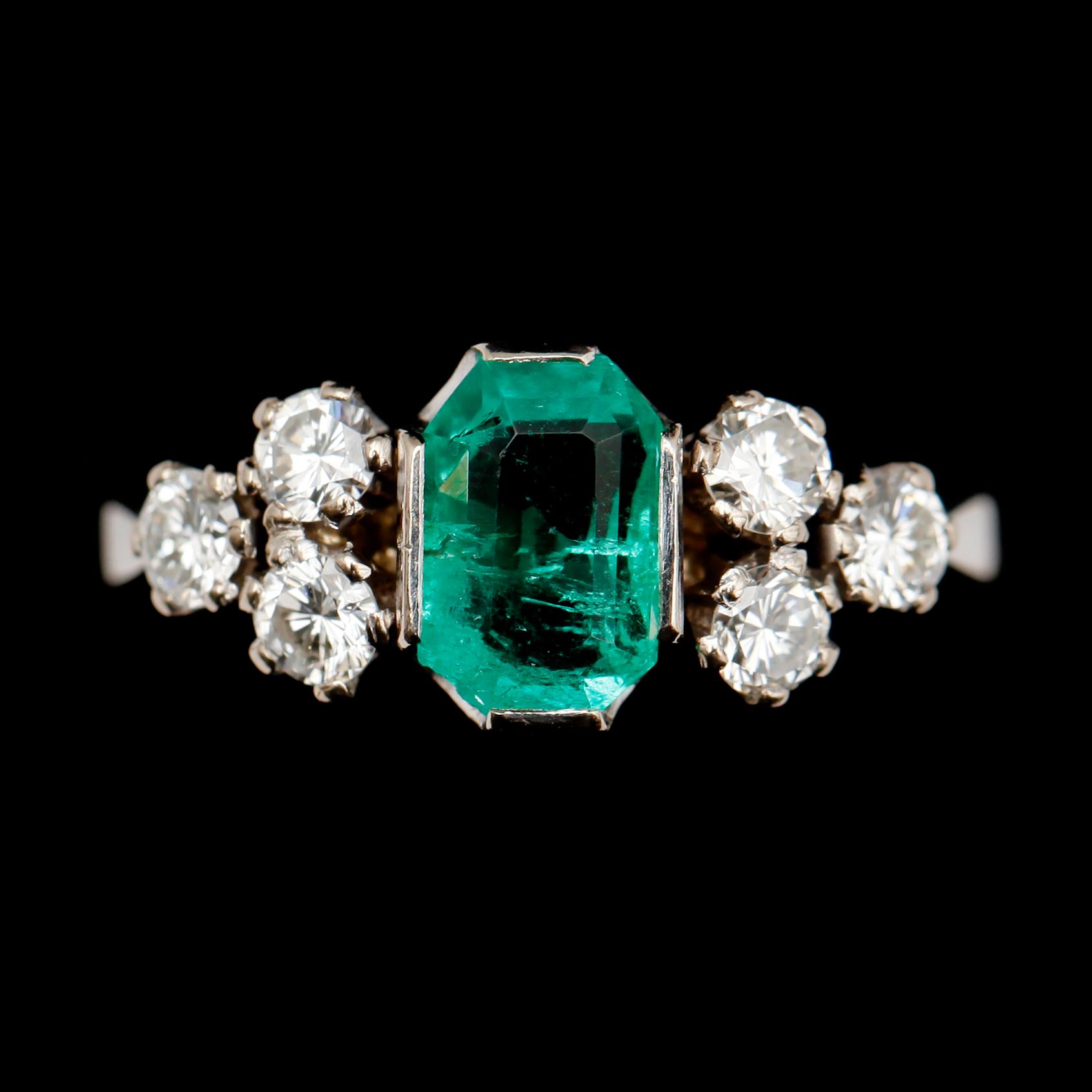 RING, 18 k vitguld, Stockholm 1975, med smaragd och briljanter.