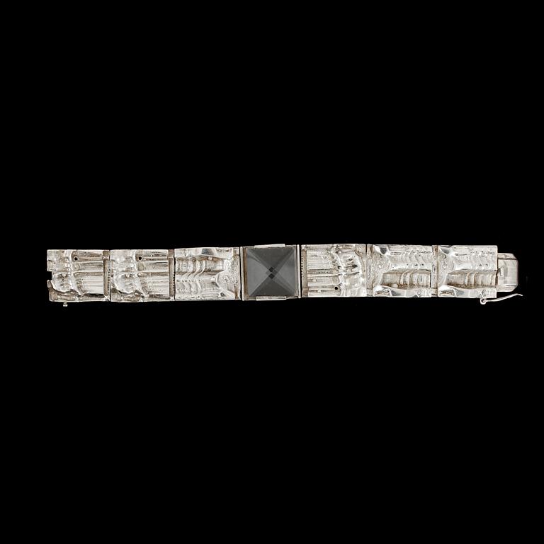 ARMBAND, silver med bergkristall, signerad, Jorma Laine, Åbo, Finland, 1973. Vikt 76g.