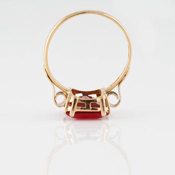 RING, 20K guld med fasettslipad syntetisk safir, Stockholm, 1870. Vikt 3,7 gram.