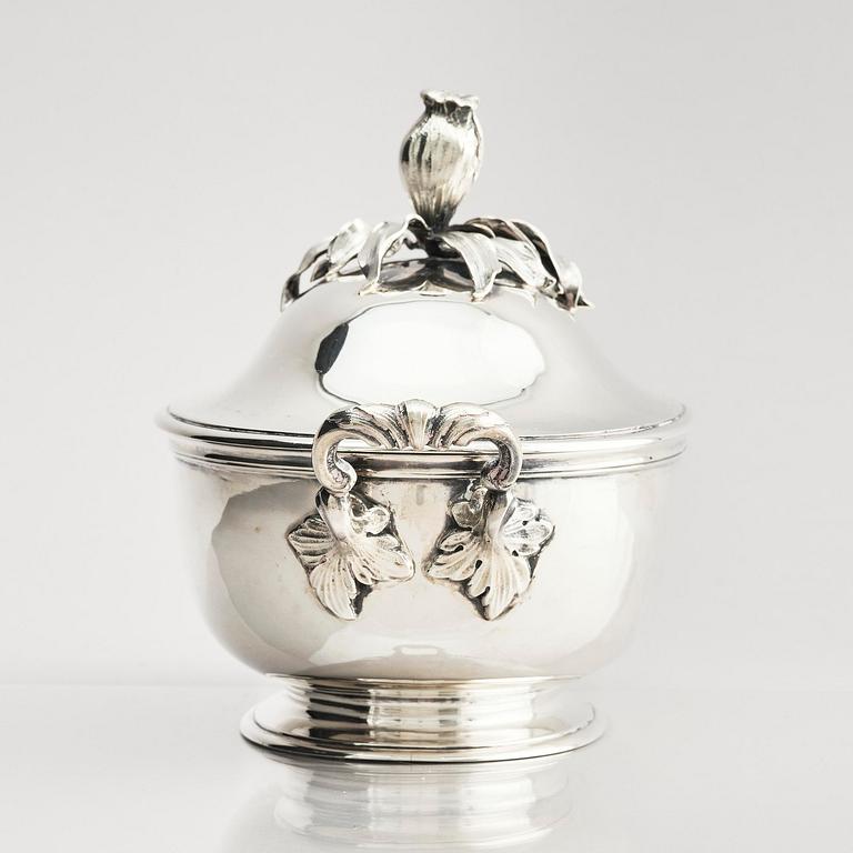 Karl Anderson, a silver tureen with lid, Stockholm 1943.