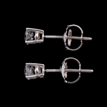 ÖRHÄNGEN, 1 par, 14 k vitguld, solitära briljantslipade diamanter tot 0.33 ct.
