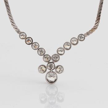 An 18K white gold necklace set with round brilliant-cut diamonds.