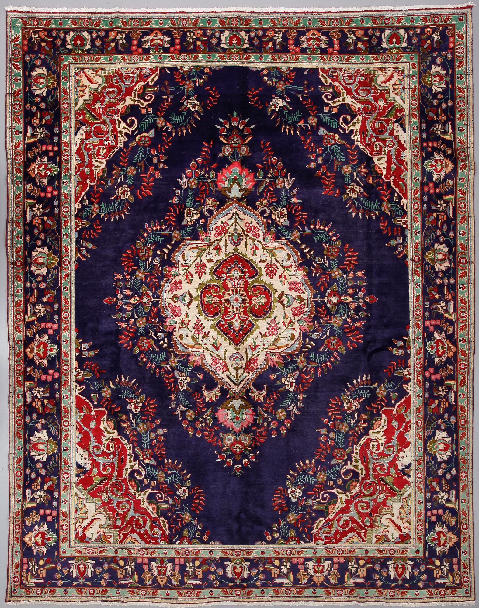 MATTA, Täbriz, ca 390 x 302 cm.