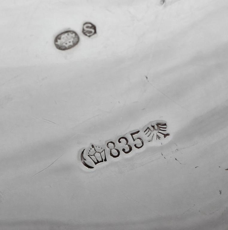 KAFFE- samt TESERVISDELAR, 4 st, silver, rokokostil, svenska importstämplar. 1900-tal. Totalvikt 1816 g.