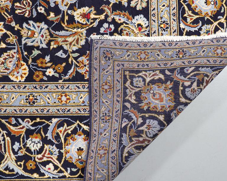 A KESHAN RUG, 400 x 308 cm.