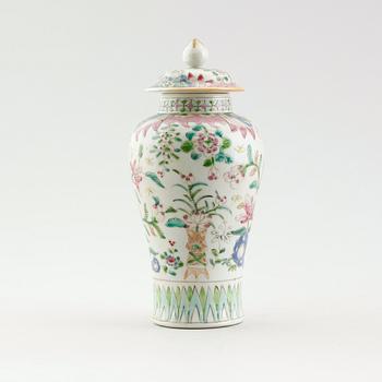 LOCKURNA, porslin, Kina, sannolikt 1800-tal.