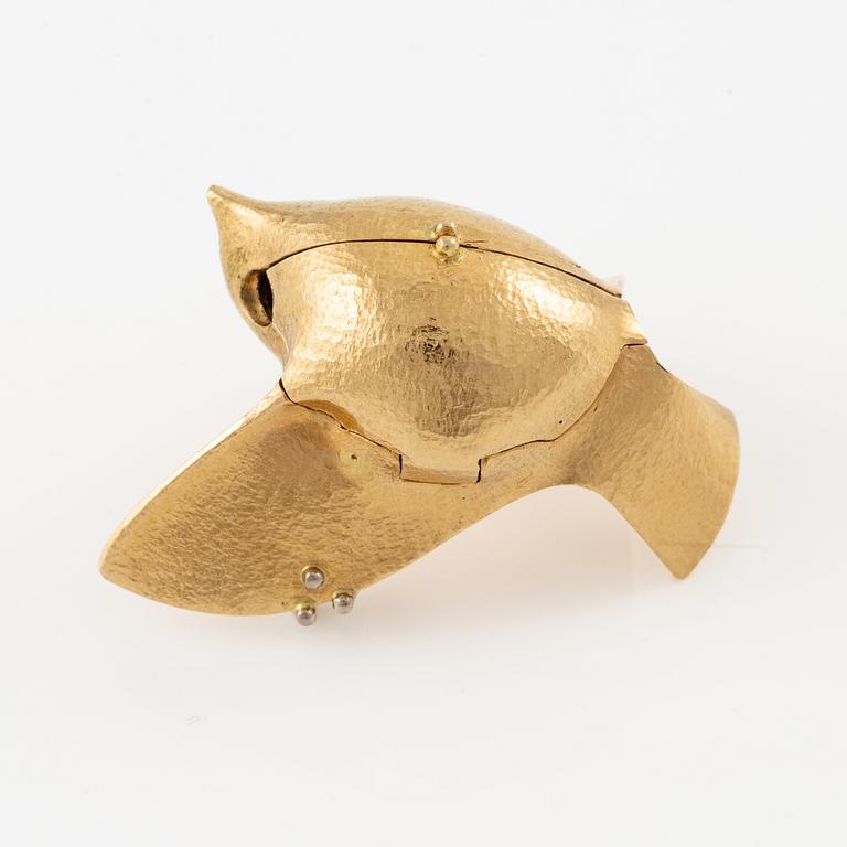 Ole Lynggaard, clasp in the form of a bird, 18K gold with brilliant-cut diamond.