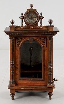 POLYPHON MUSIKAUTOMAT, med klocka, nyrenässans, omkring 1900.