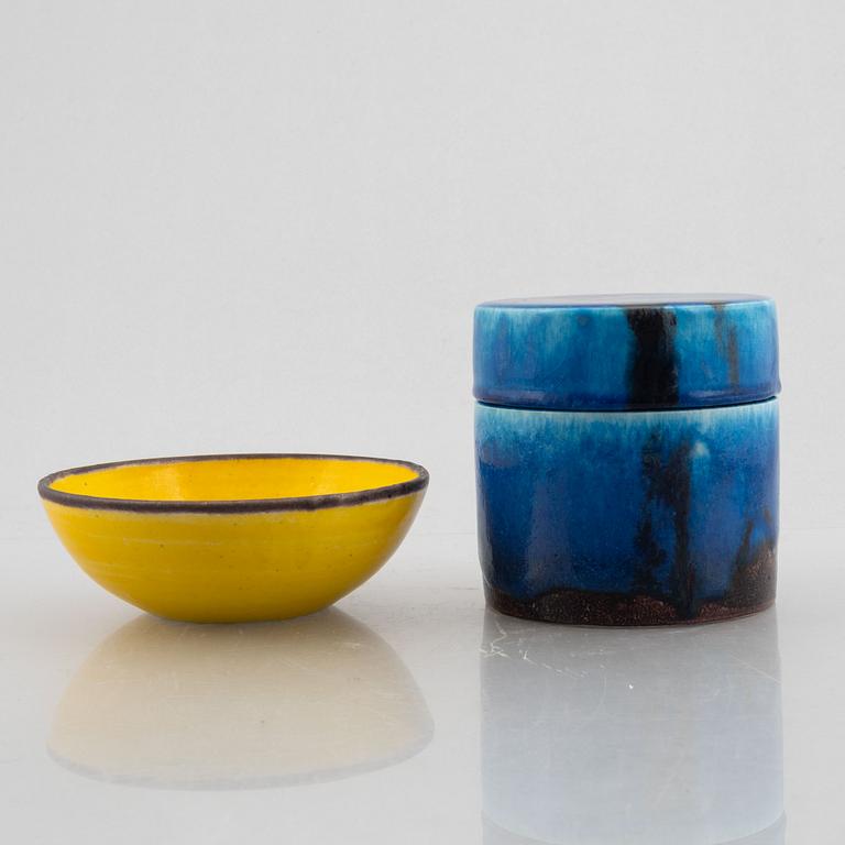 A ceramic bowl and a box with cover, Gambone, Italy, mid 20th Century.