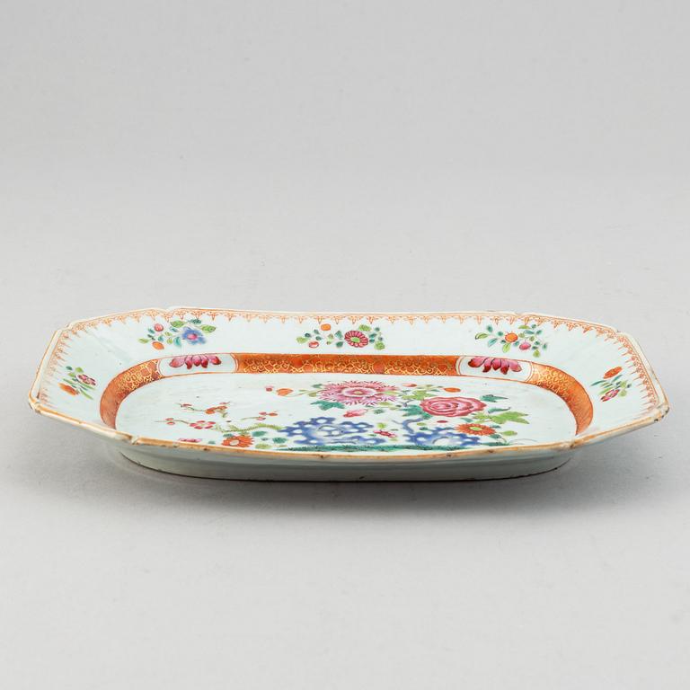 A famille rose serving dish, Qing dynasty, Qianlong (1736-95).