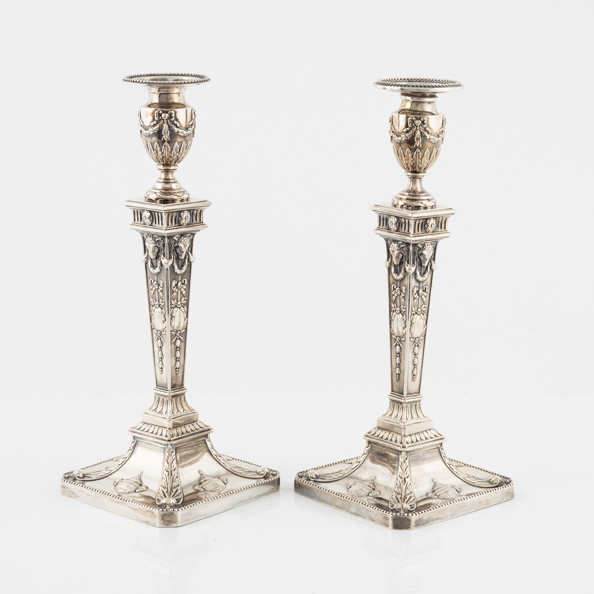 Ljusstakar ett par, silver, Louis XVI-stil, Wien, Österrike, omkring år 1900.