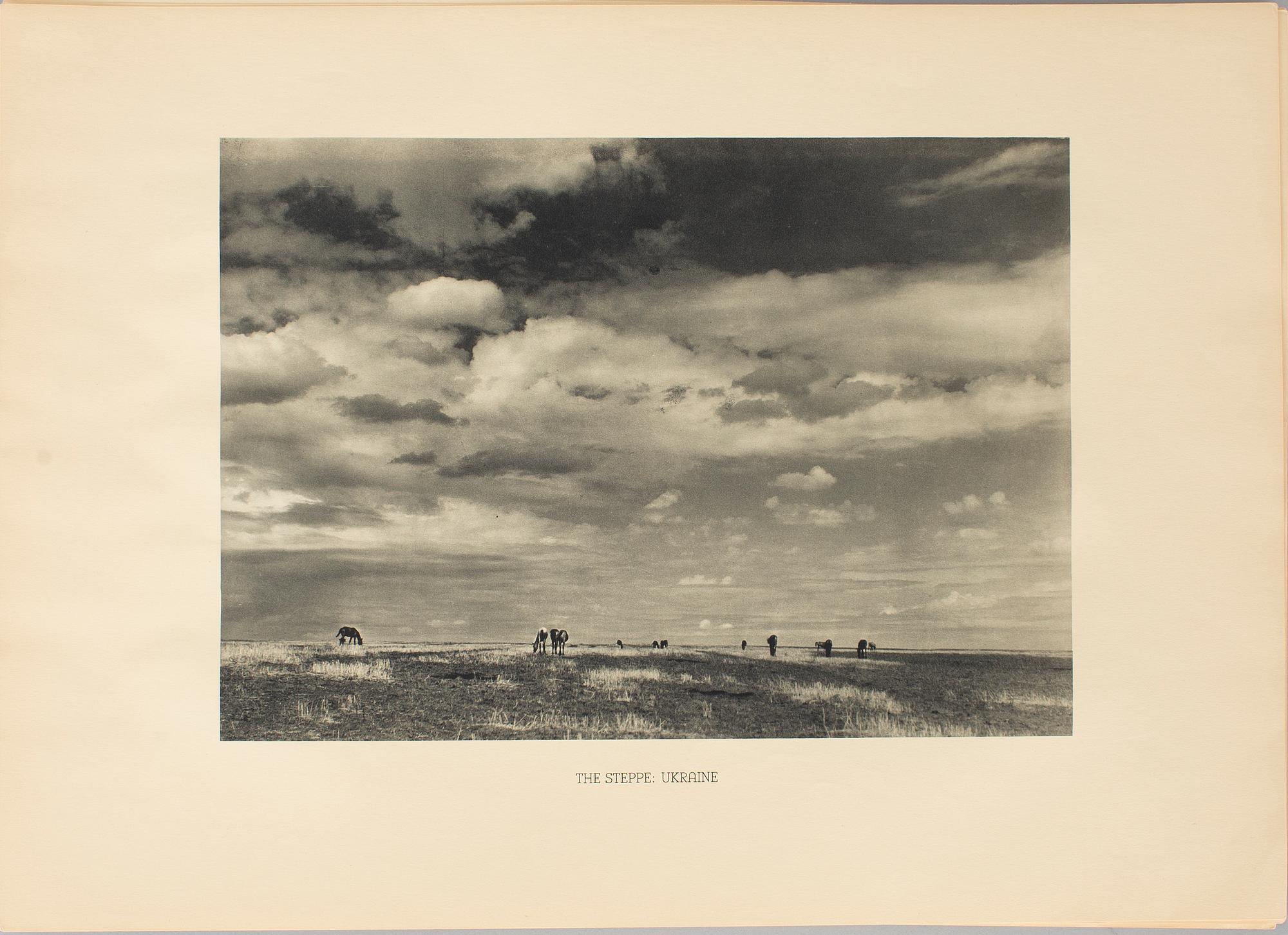 MARGARET BOURKE-WHITE, portfolio med fotogravyrer "Twelve Soviet Photo-prints".