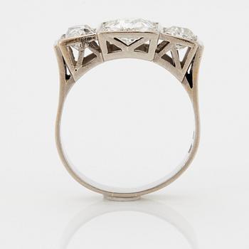 Ring 18K vitguld med gammalslipade diamanter.