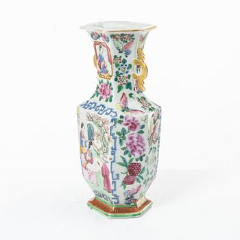 Vas, porslin. Qingdynastin, Kanton, 1800-tal.
