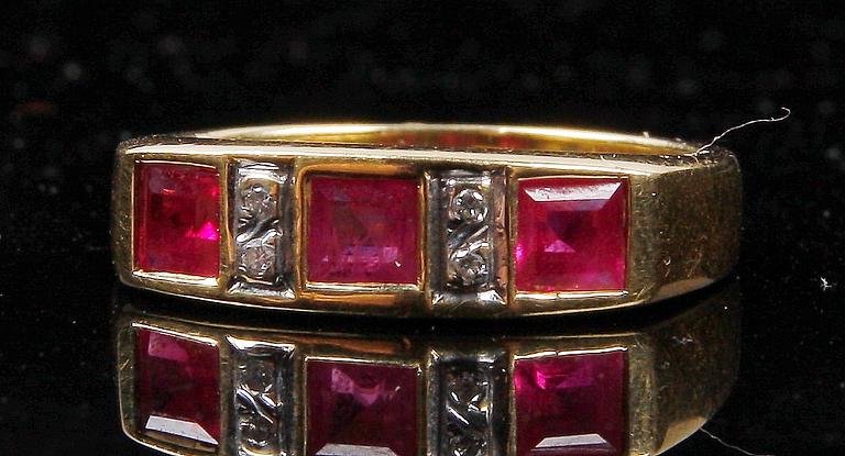 RING, 18 K guld, 3 rubiner samt 4 diamanter.