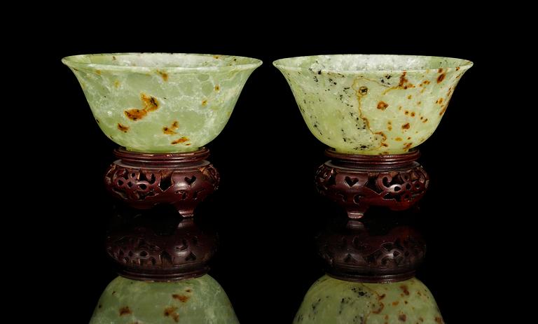 SKÅLAR, ett par, nefrit. Kina, 1900-tal.