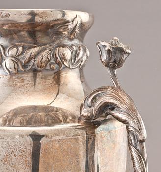 HÄNKELVASER, ett par, silver, C G Hallberg, Stockholm, 1907.