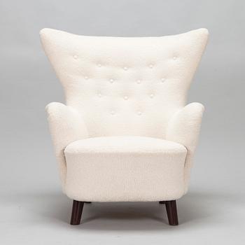 A mid-20th-century armchair.