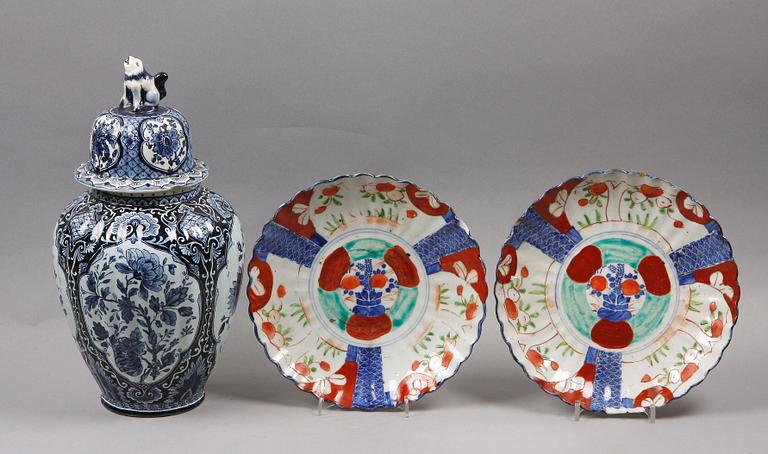 URNA MED LOCK, flintgods, Delft, samt FAT, ett par, porslin, Japan.
