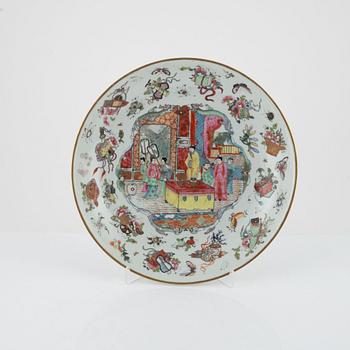 A porcelain dish, China, Qing dynasty, 19th century.