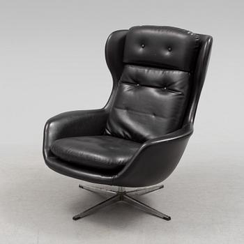 A 1950s/1960s easy chair.