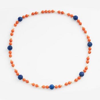 Collier korall, odlade pärlor och sannolikt lapis lazuli.