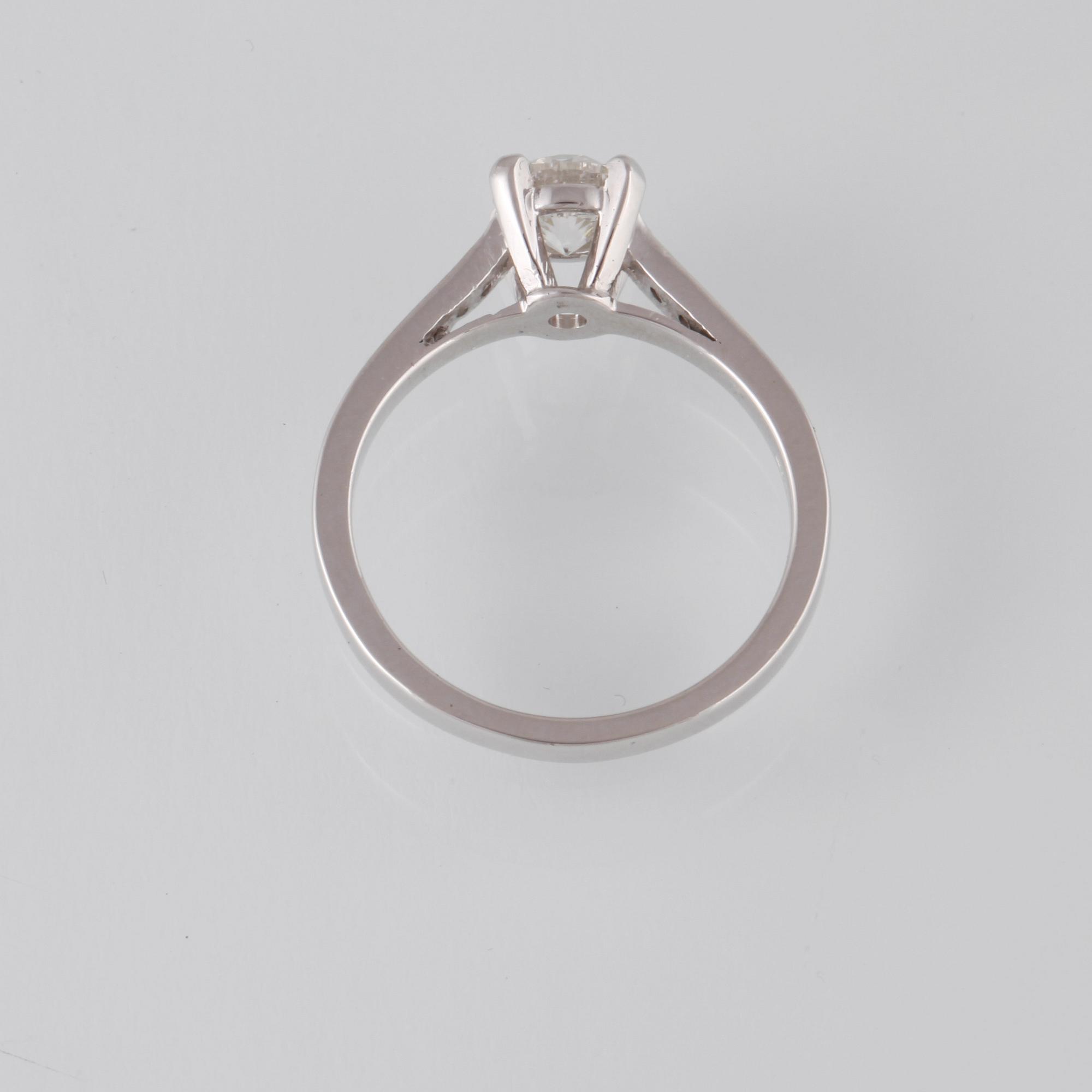 RING, 18K vitguld med briljantslipad diamant 0.97 ct samt mindre diamanter 0.16 ct. Vikt 4,1 gram.