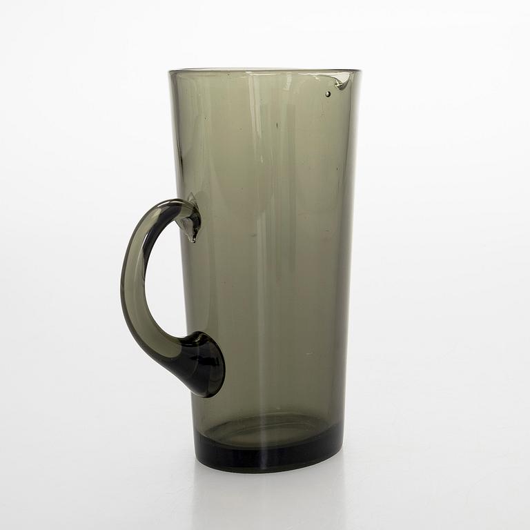 Kaj Franck, Drinking glasses, 18 pcs, 1725, "Trumpetti", and a jug, model 5605. Nuutajärvi Notsjö, Finland. 1960s.