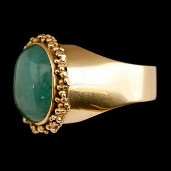RING, 18 k guld, smaragd. Total vikt ca 27 g.