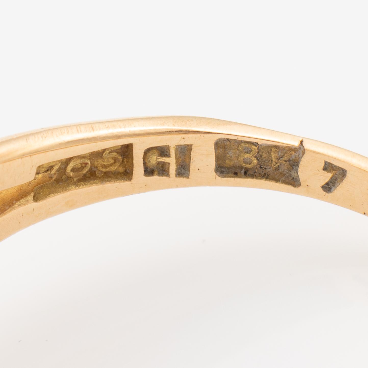 Ring 18K guld blomformad med lätt cushionformad gammalslipad diamant och seedpärlor.