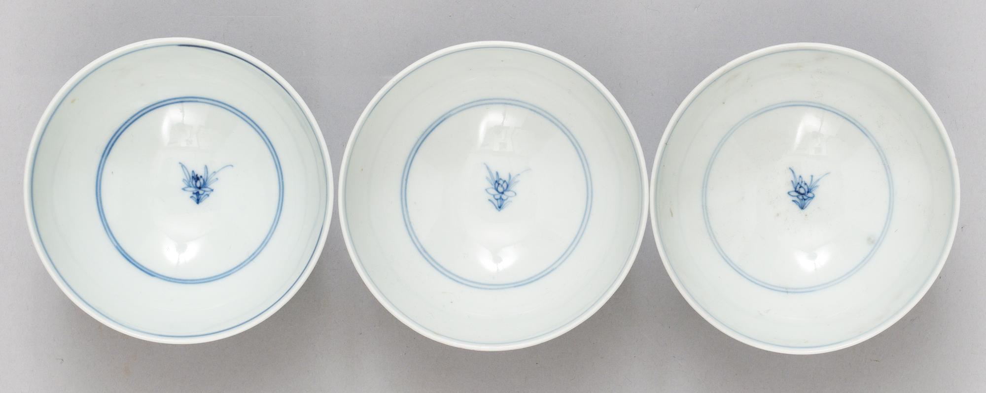 A pair of blue and white cups, Qing dynasty (1644-1912) with Yongzheng´s six character mark.