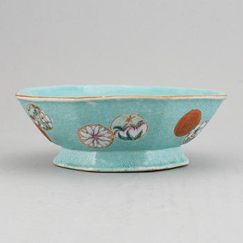 A famille rose and turquoise ground footed dish, Qing dynasty, late 19th century.