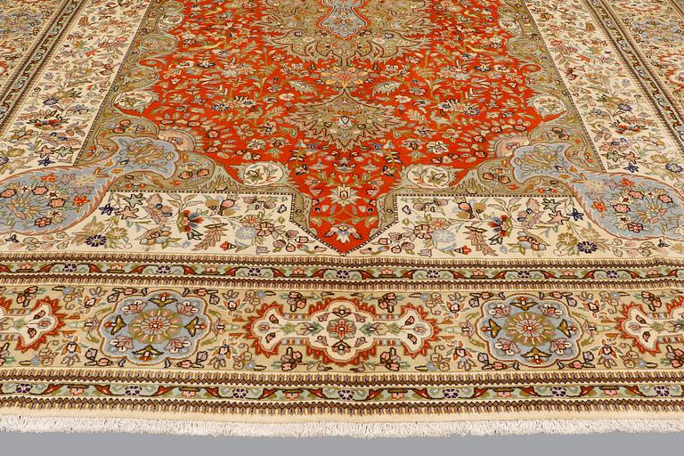 Carpet, Tabriz so-called Tabatabai, 407 x 308 cm.