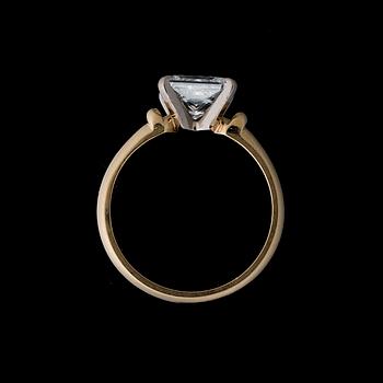 A RING, princess cut diamond, 18K gold. Asko Luukkonen, Helsinki 1998.